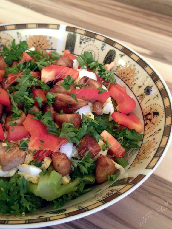 Salad with broccoli and chicken