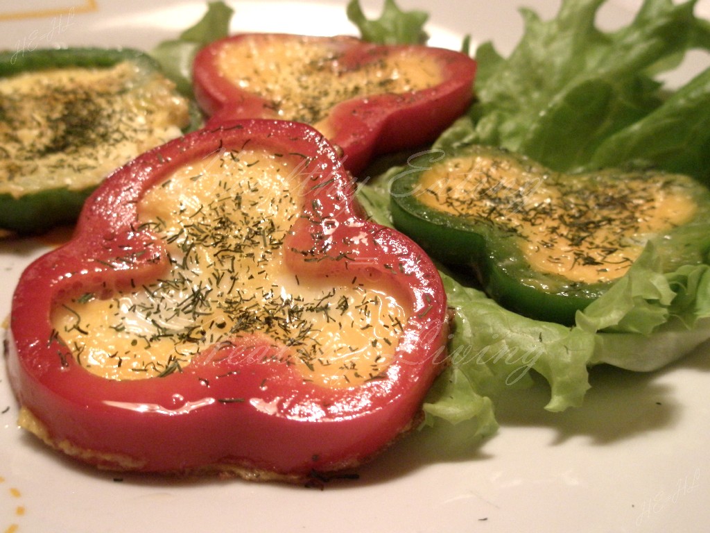 Scrambled eggs in bell pepper