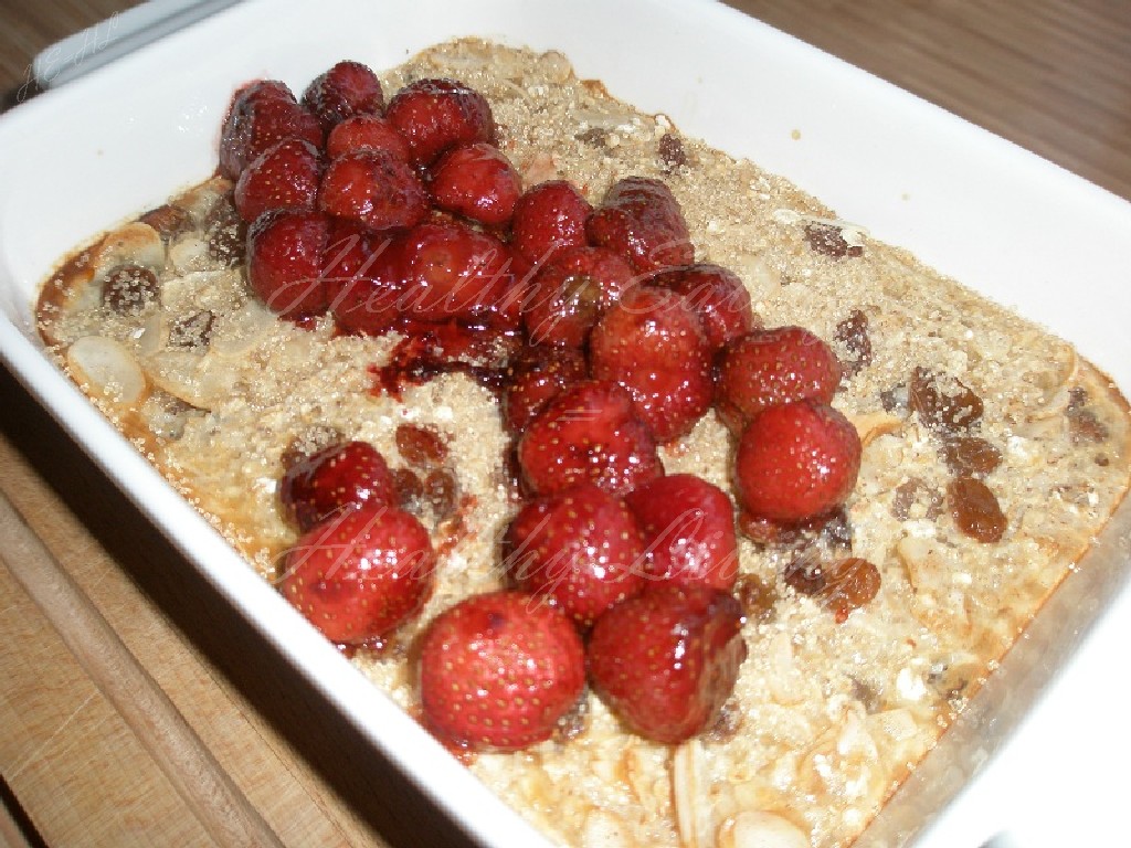 Baked oatmeal with strawberries