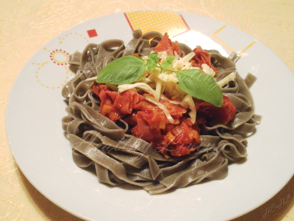 Tagiatelle with tomatoe sauce and Serrano ham