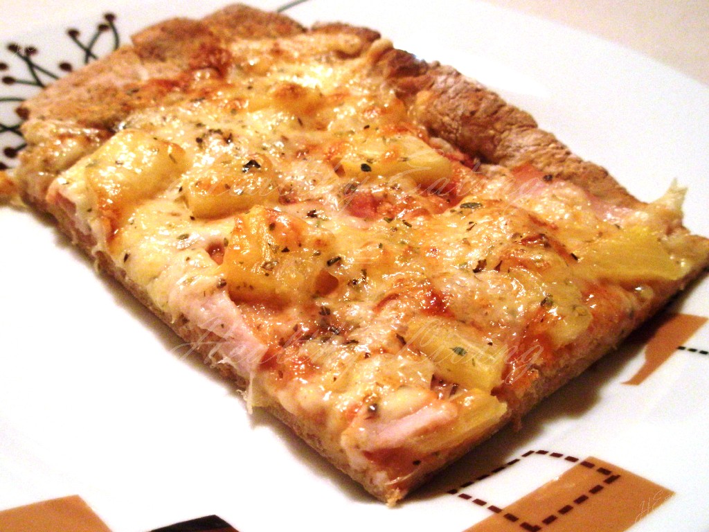 Spelt pizza with pineapple