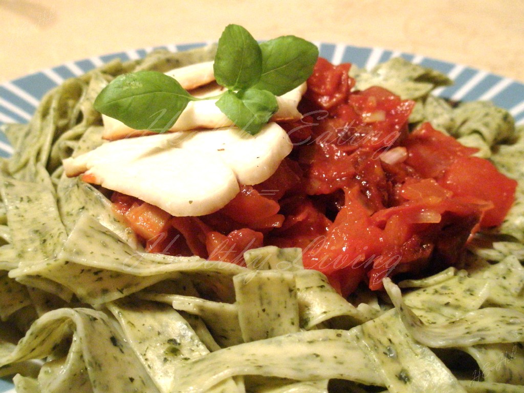 Garlic pasta with tomato sauce and halloumi