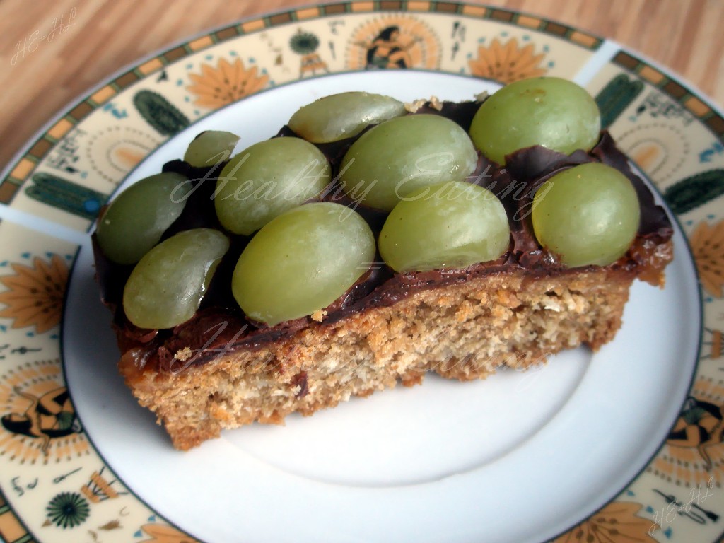 Nut-coconut cake with grapes