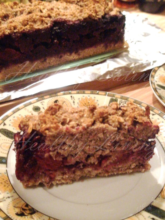 Oatmeal cake with fruits