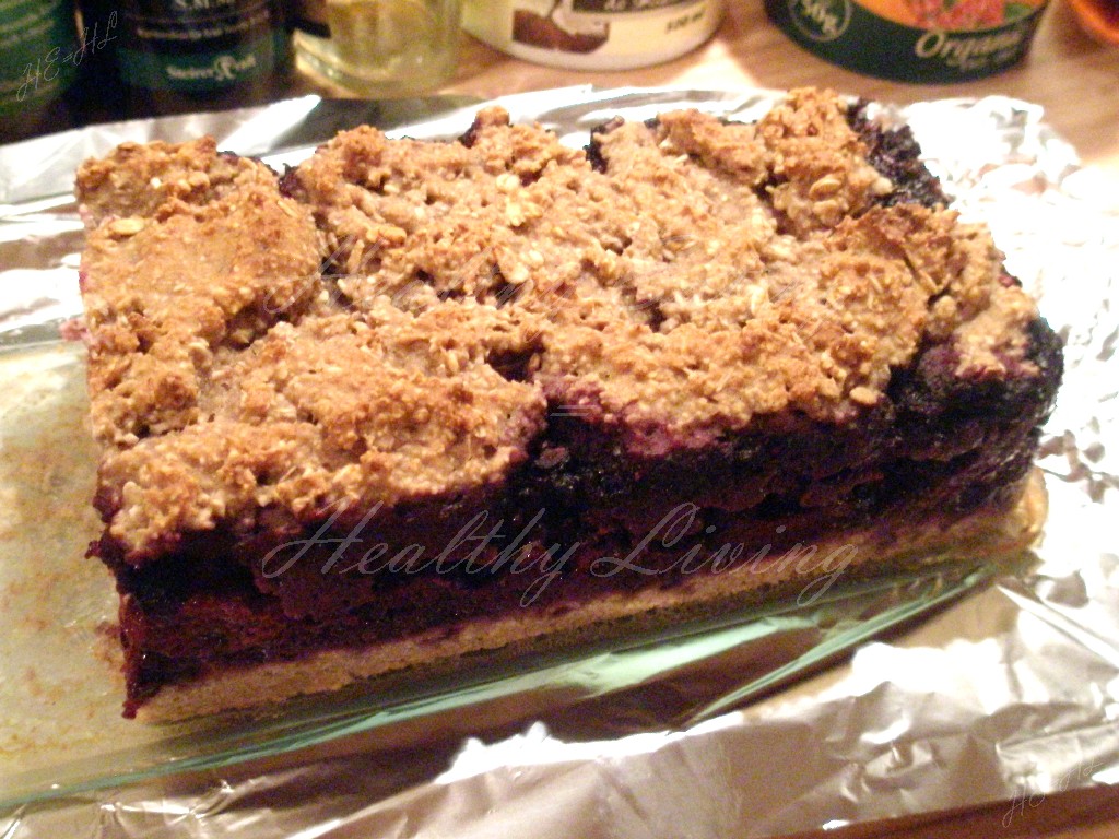 Oatmeal cake with fruits