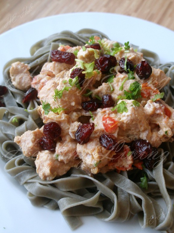 Turkey on black tagiatelle