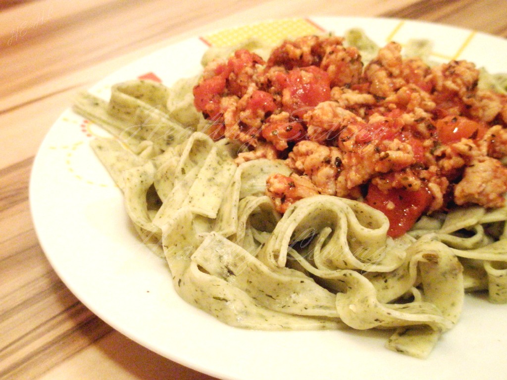 Garlic pasta in tomato sauce