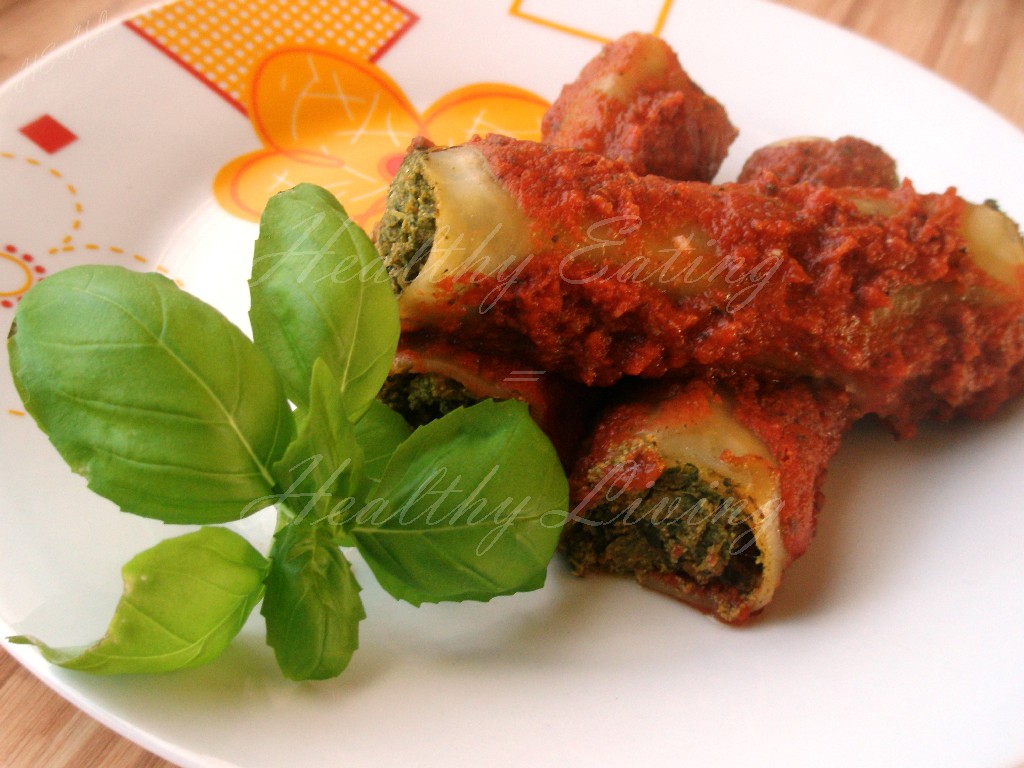 Cannelloni with spinach in tomato sauce