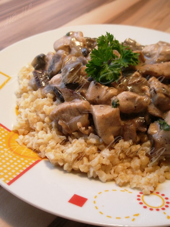 Bulgur in mushrooms sauce with eggplant