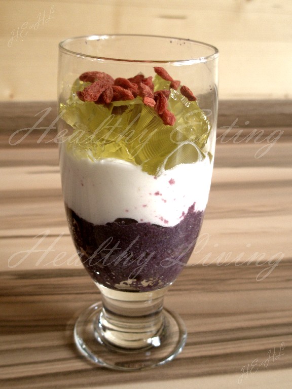 Blueberry-gooseberry dessert