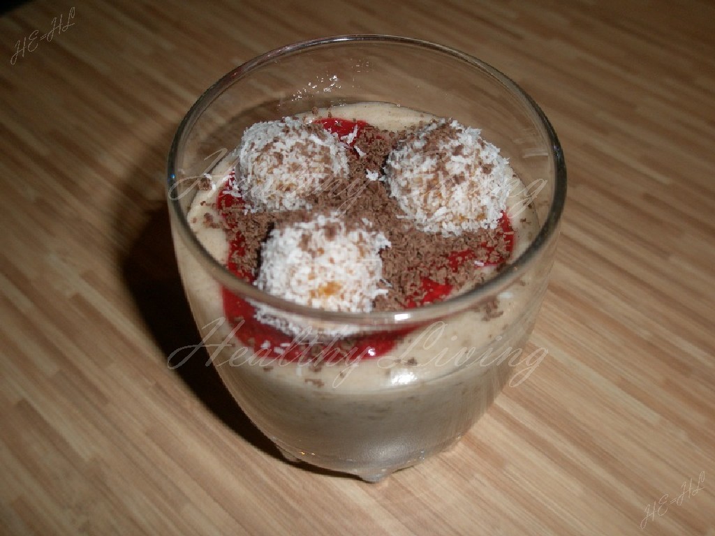 Banana-raspberry dessert with coconut balls