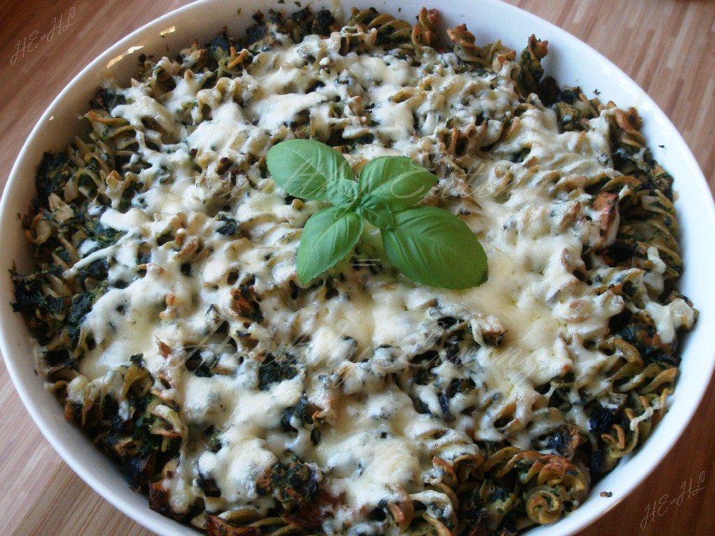 Pasta casserole with spinach and tuna