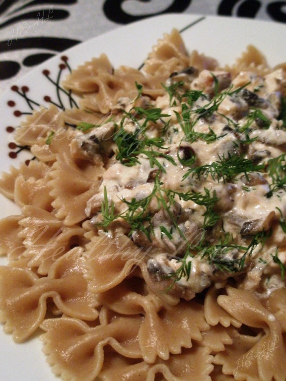 Wholemeal farfalle with mushroom-salmon sauce