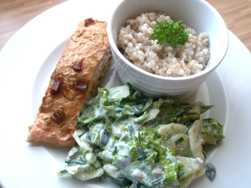 Salmon with green salad