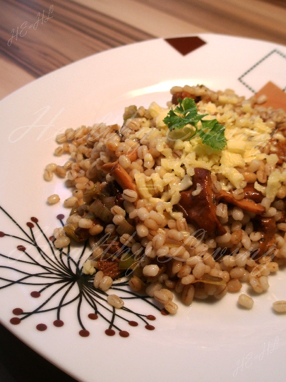 Pearl barley with chanterelles and leek