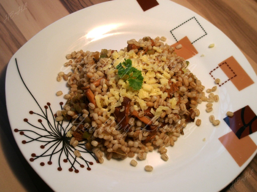 Pearl barley with chanterelles and leek