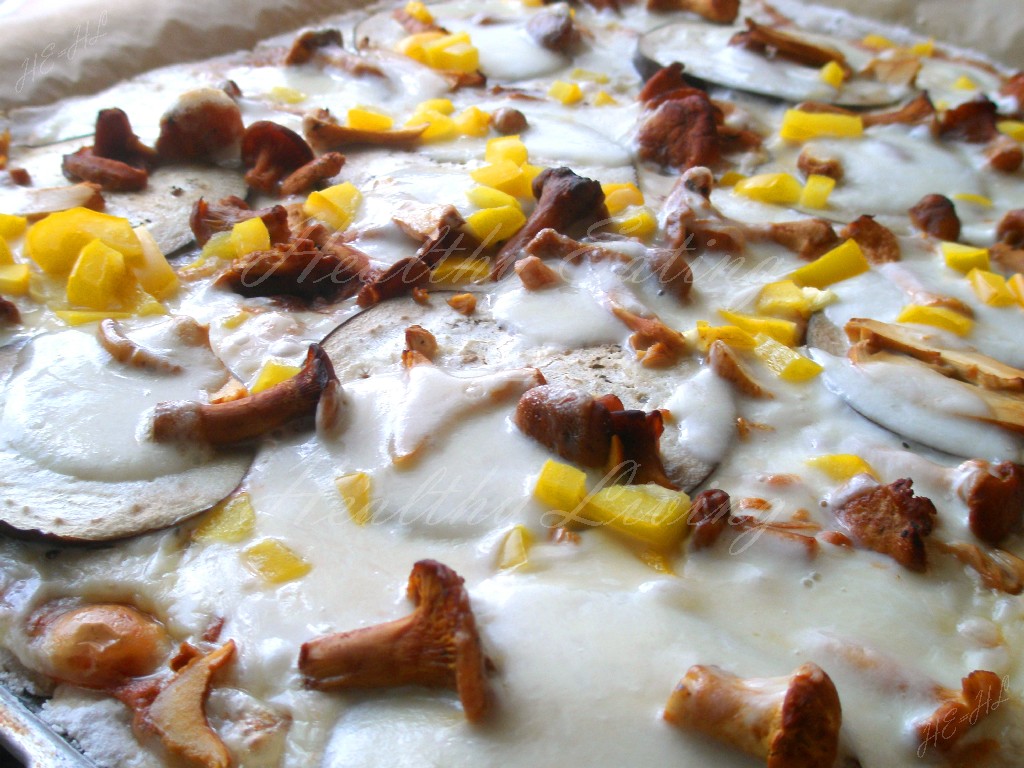 Pizza with eggplant and chanterelle