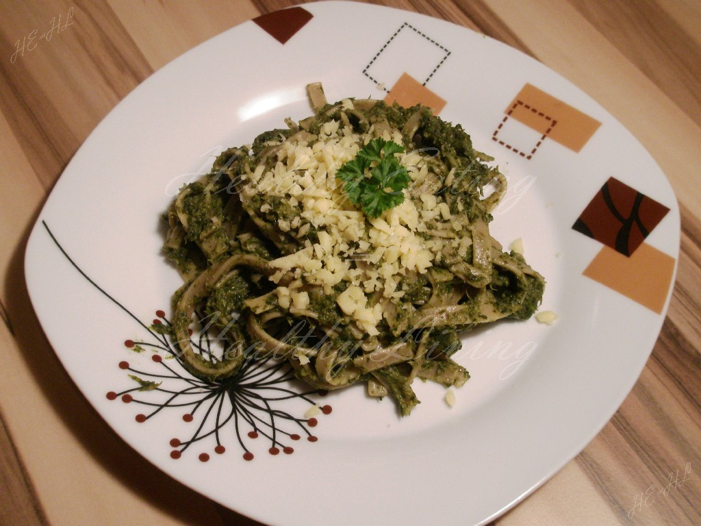 Pasta with spinach and avocado