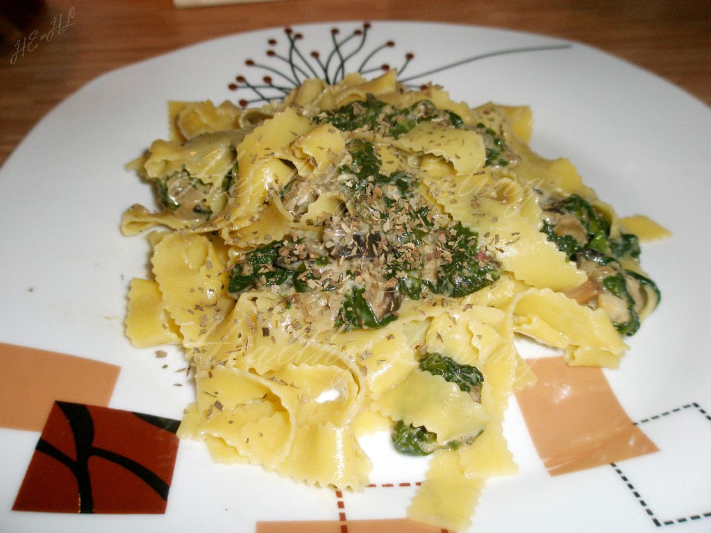 Pasta with mushrooms and spinach