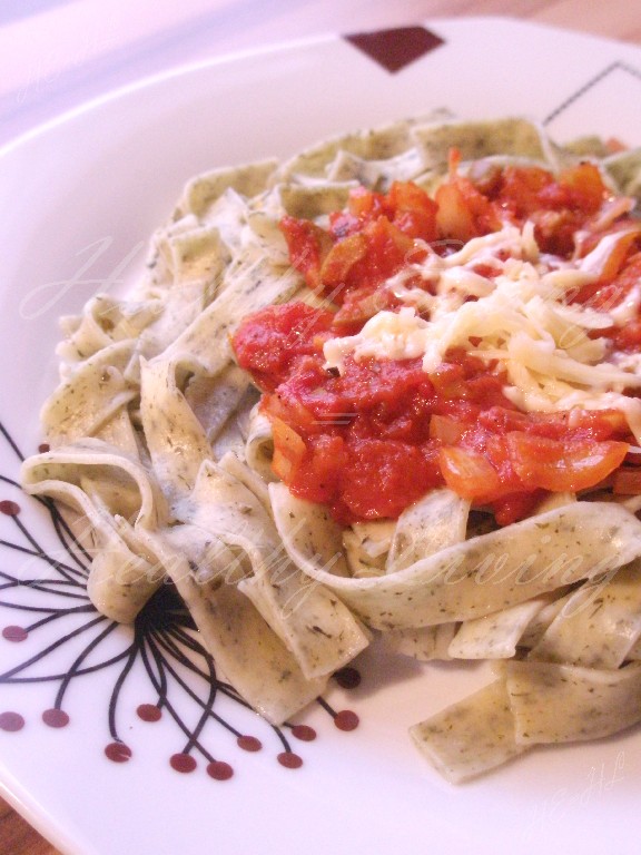 Garlic pasta with tomato sauce