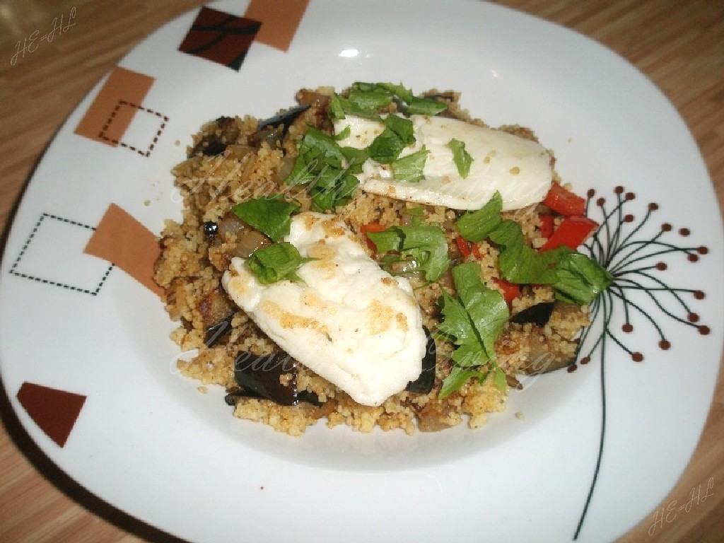 Couscous with eggplant and halloumi cheese