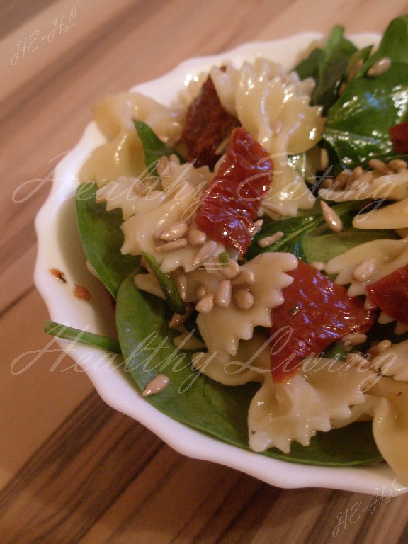 Spinach salad with dried tomatoes