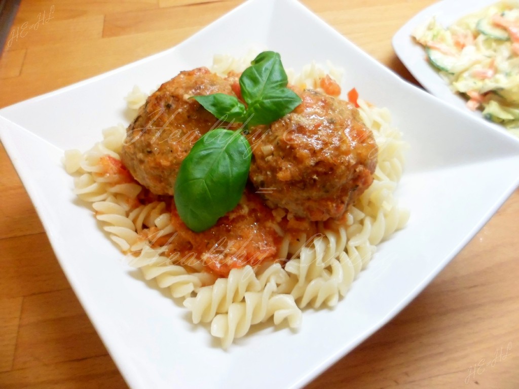 Meatballs in tomato-carrot sauce