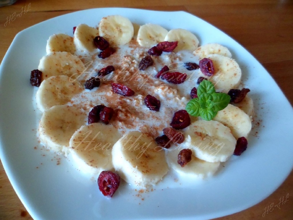 Cinnamon oatmeal with bananas and cranberries