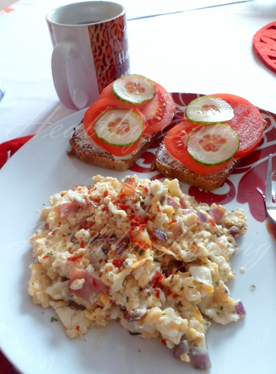 Scrambled eggs with turkey and dried tomatoes