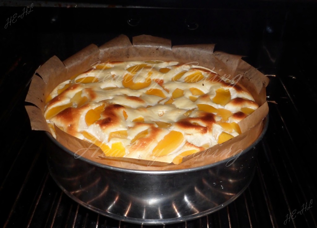 Cheesecake with peaches and foam