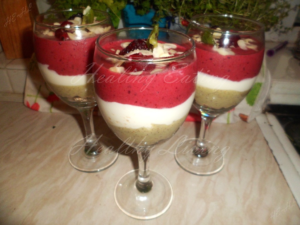 Light yogurt-fruit dessert