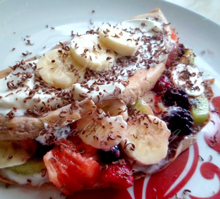 Wholewheat pancakes with fruits and Greek yogurt