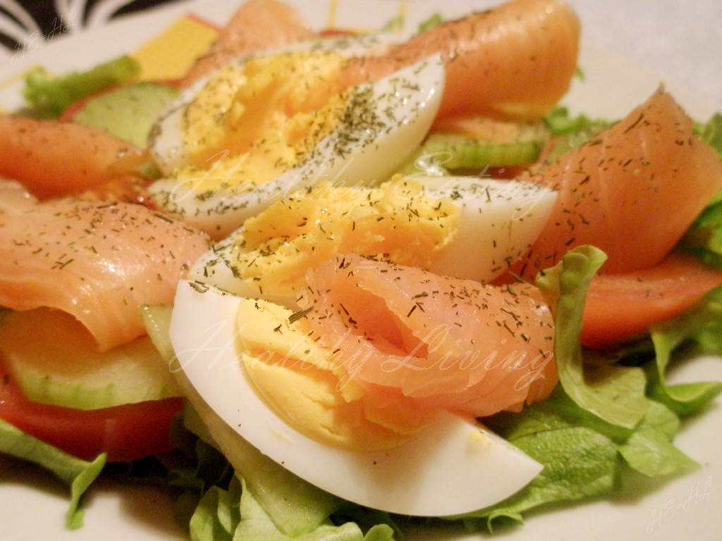 Salad with smoked salmon and cucumber