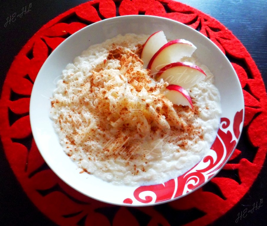 Rice flakes with apple and cinnamon