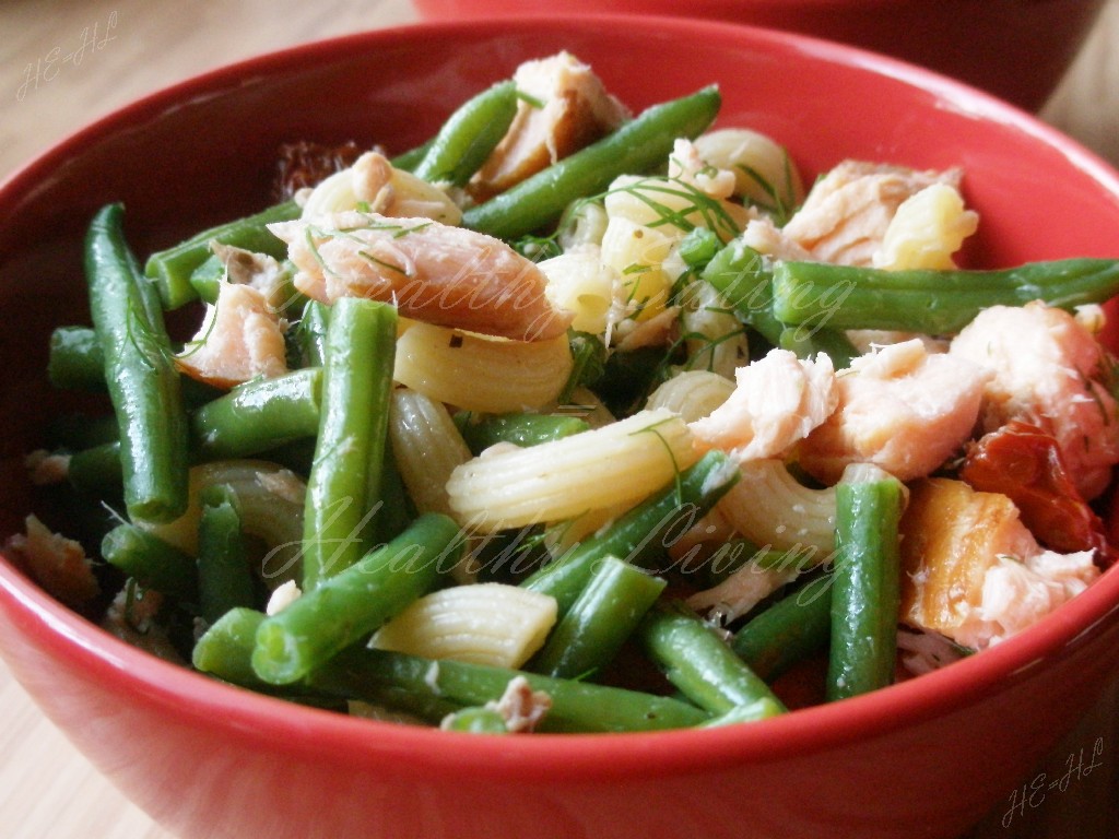 Salad with smoked salmon and green beans