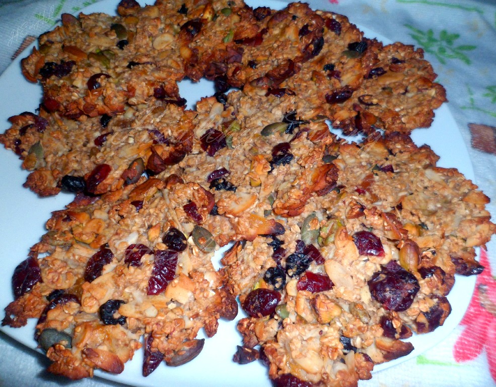 Oatmeal cookies with cherries and pistachios