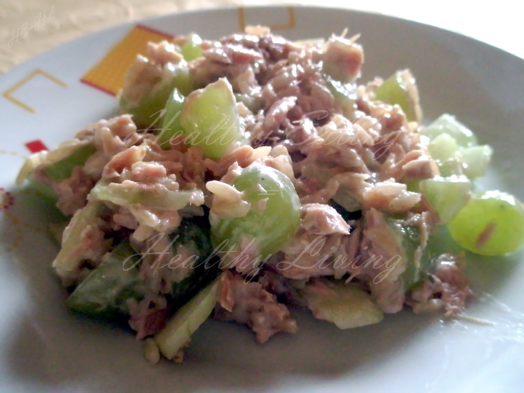 Salad with tuna and green grapes