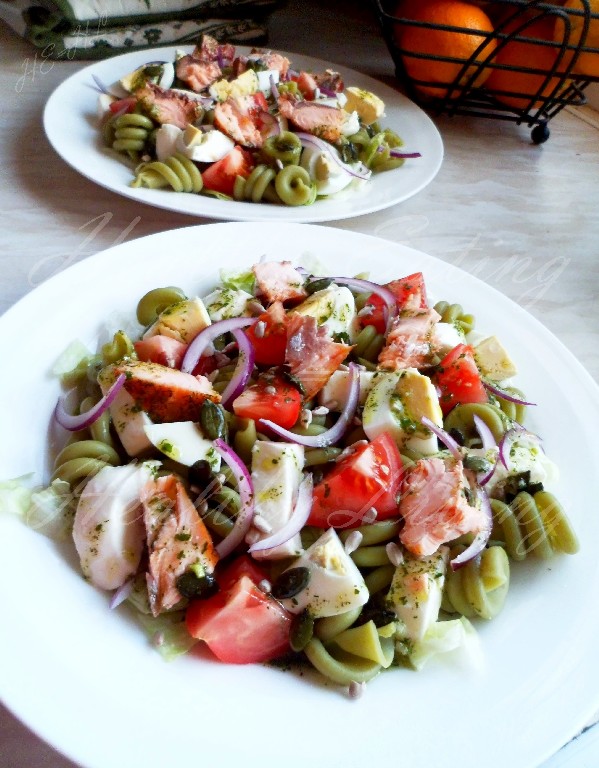 Spinach pasta with salmon and mozzarella