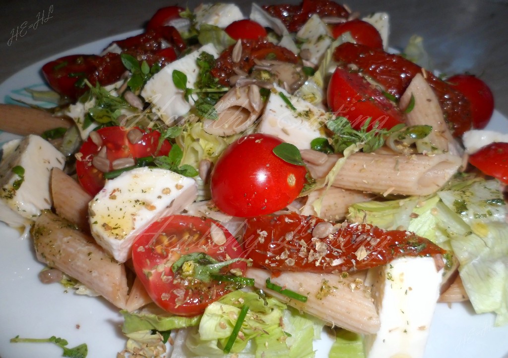 Salad with mozzarella and wholemeal penne