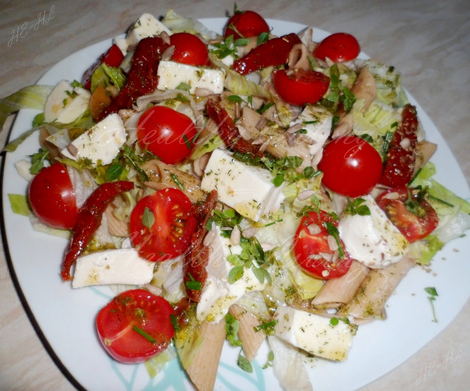 Salad with mozzarella and wholemeal penne