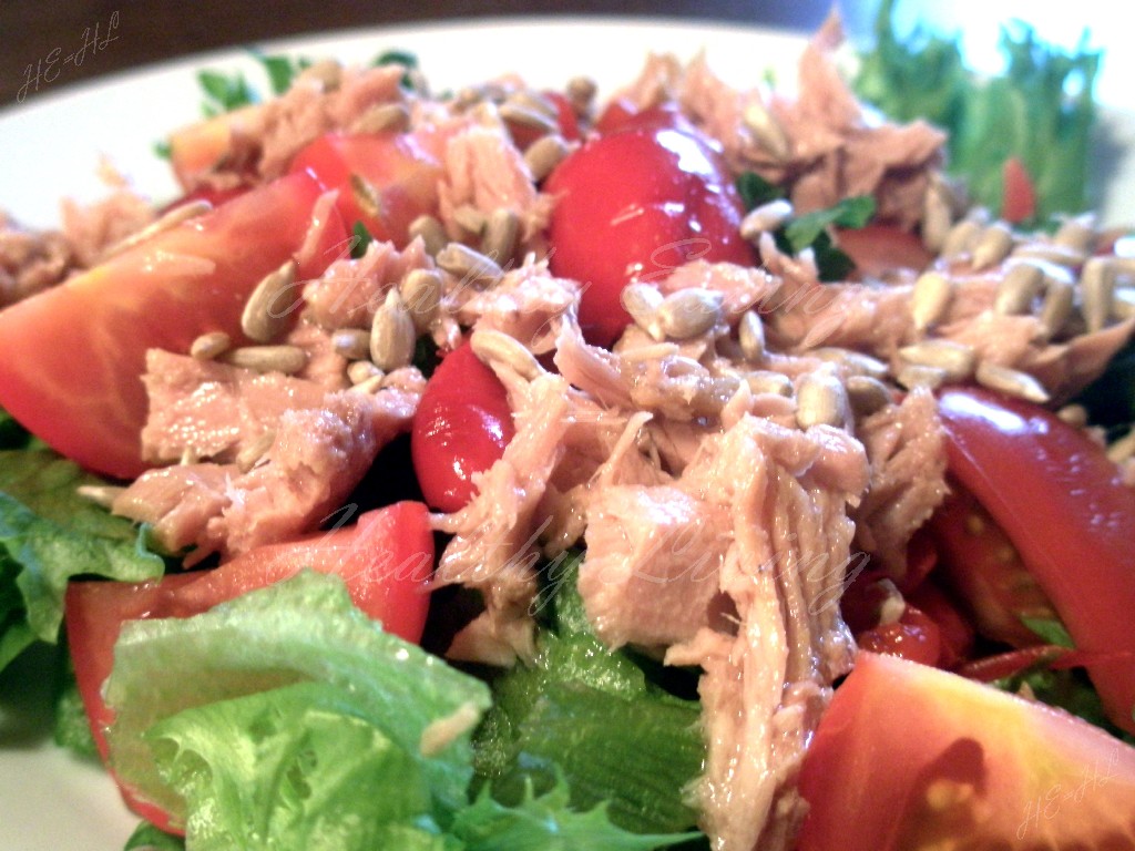 Salad with tuna and sunflower seeda