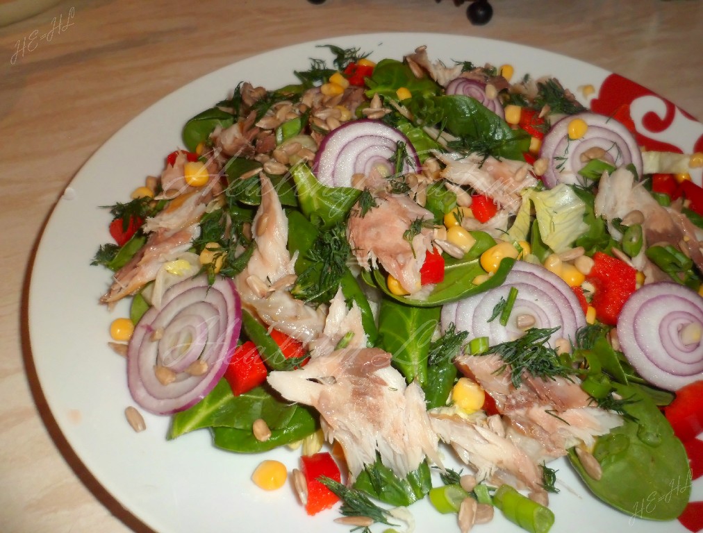 Smoked mackerel and spinach salad with honey-mustard sauce