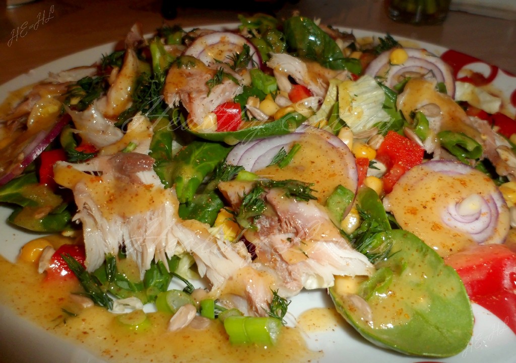 Smoked mackerel and spinach salad with honey-mustard sauce