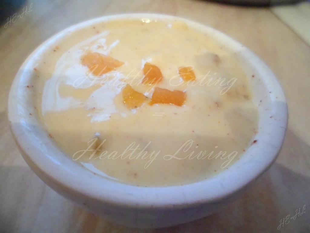 Yogurt sauce with dried apricots