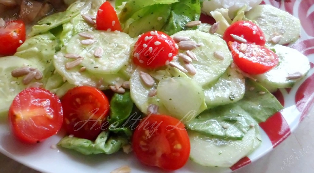 Side salad with tomatoes