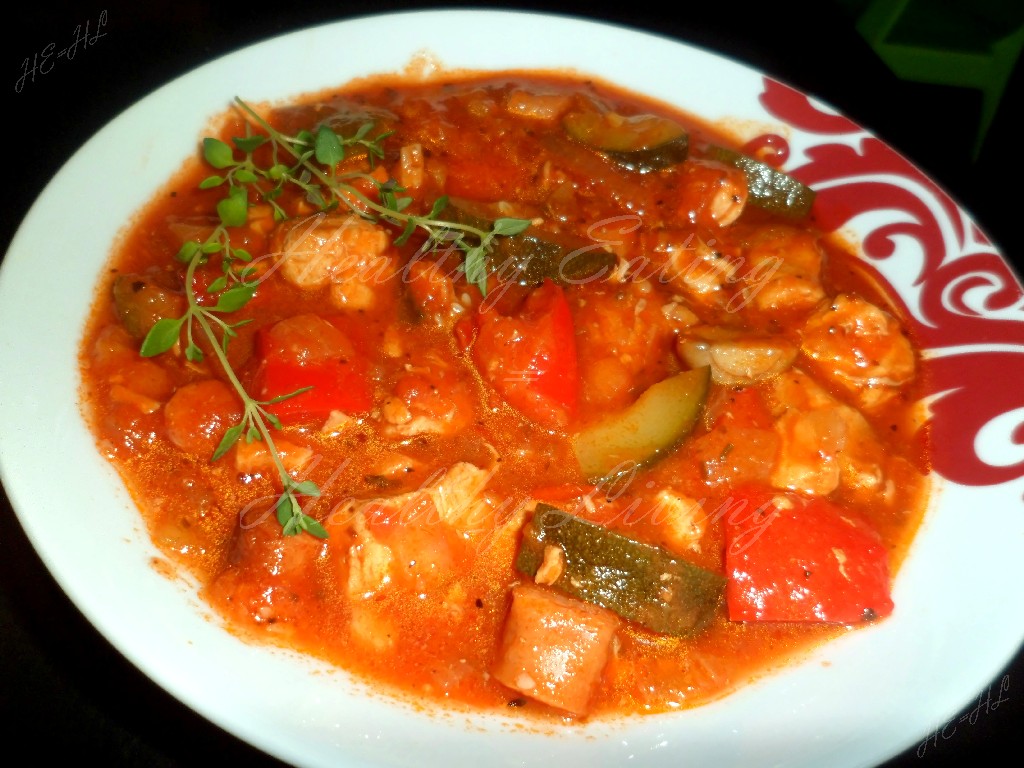 Lecho with chicken and zucchini