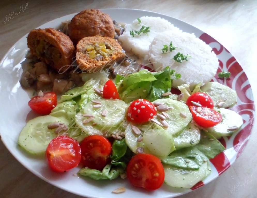 Turkey meatballs stuffed with yogurt-mushroom sauce