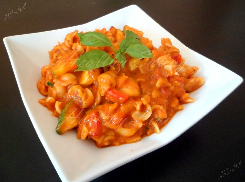 Fusilli with tomato-pepper sauce with grilled vegetables 