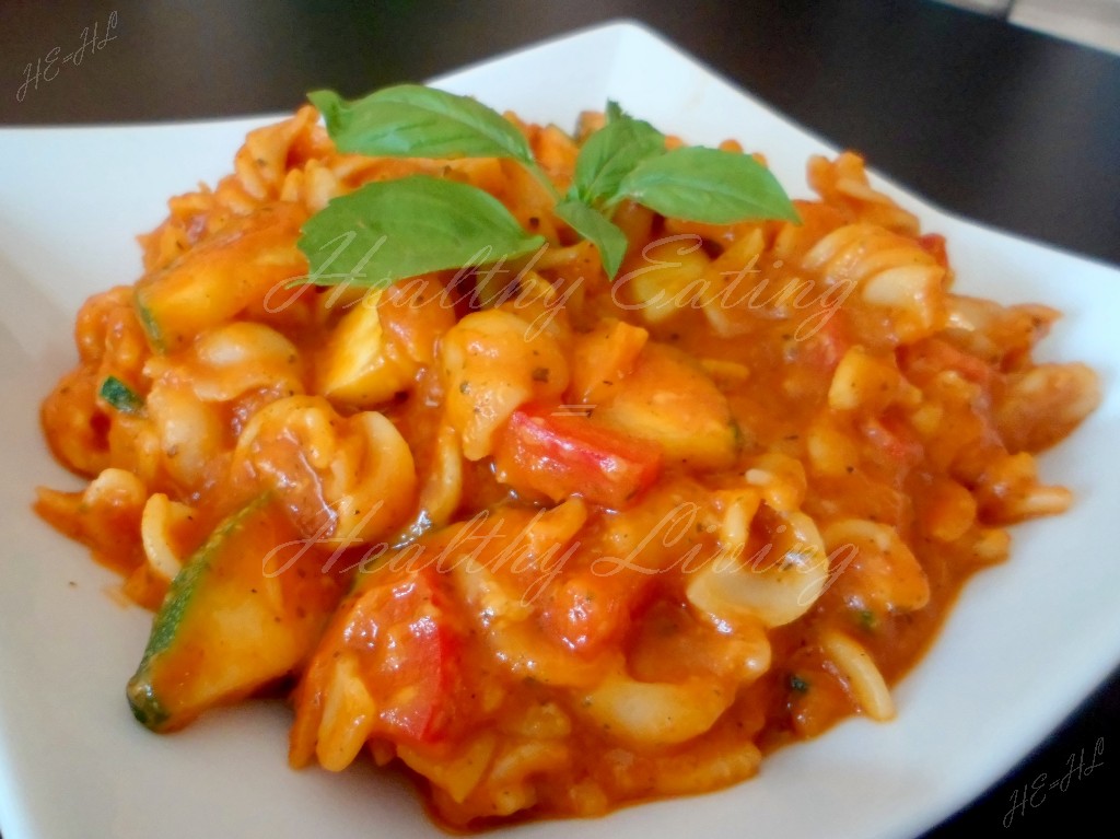 Fusilli with tomato-pepper sauce with grilled vegetables 