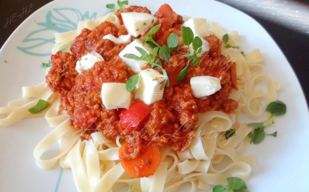 Tagiatelle with tomato sauce and mozzarella